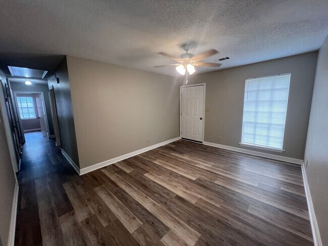 Building Photo - 3 bedroom 1 bathroom off Kicker Rd