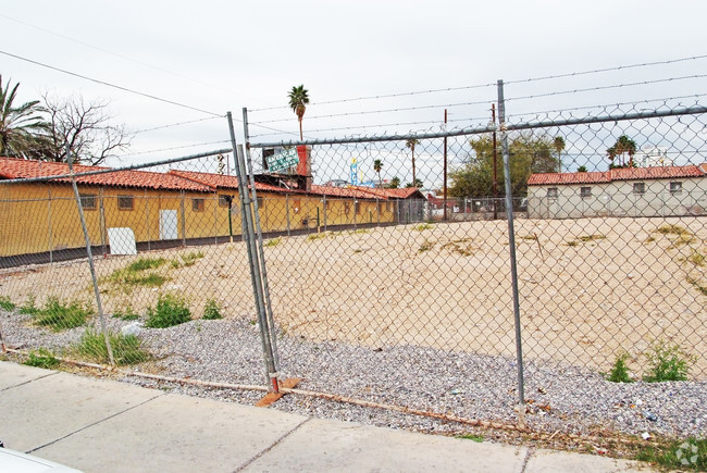 Building Photo - Allen's Courtyard Apartments