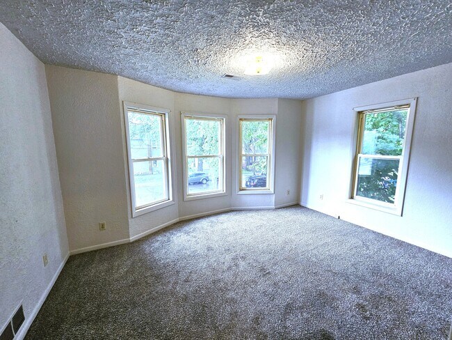 Building Photo - 170 Lathrop Ave