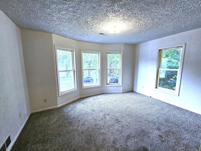 Building Photo - 170 Lathrop Ave
