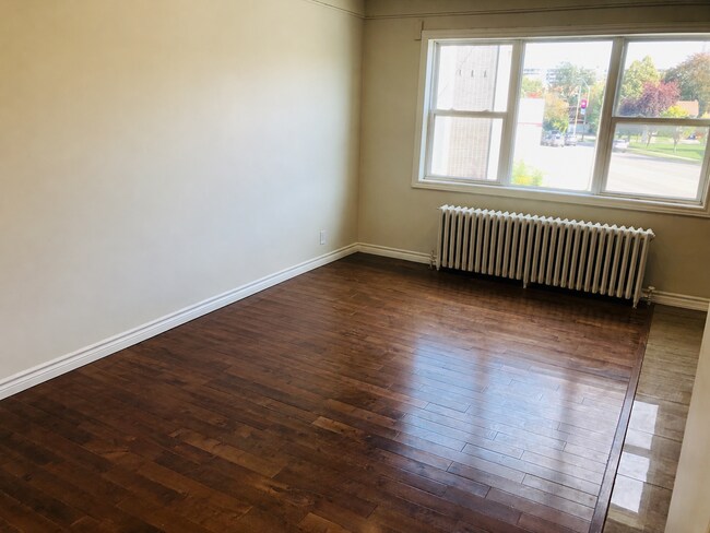Photo du bâtiment - 1124 Main St W