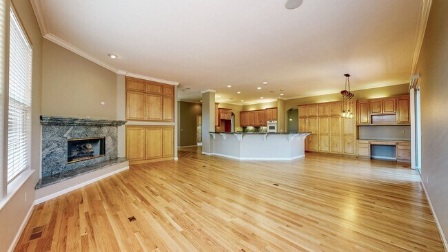 Foto del edificio - Gorgeous Home with private yards, large de...