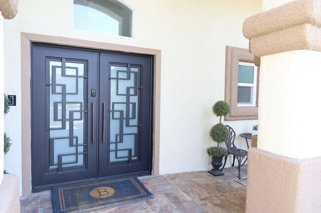 Foto del edificio - Completely Upgraded Furnished Home with Po...