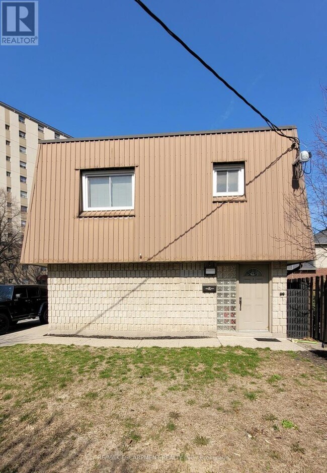 Building Photo - 325 Fairview Dr