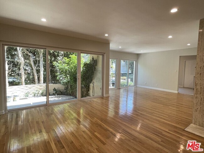 Foto del edificio - 11645 Mayfield Ave