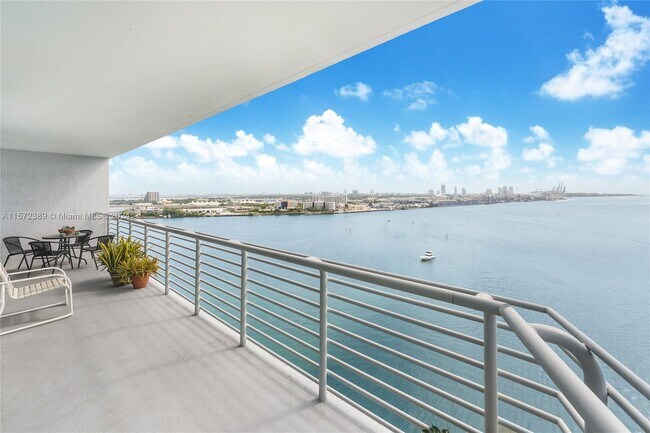 Foto del edificio - 335 S Biscayne Blvd