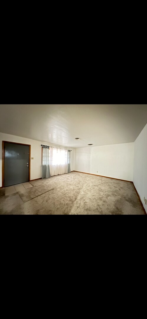Building Photo - Spacious 2 Bed House! Large backyard!