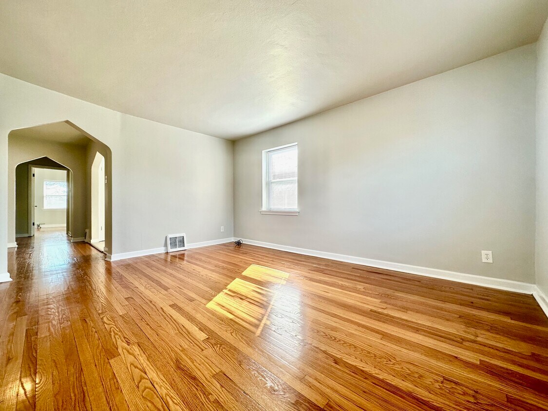 Primary Photo - 5524 Chippewa St