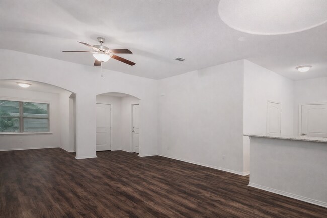 Foto del edificio - 3 Bedroom 2 bath and flex room and 2 car garage