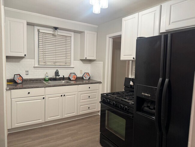 Foto del edificio - Beautiful 3 Bedroom bungalow in very desirable location in Redford/ Livonia borders