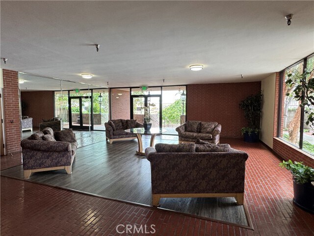 Foto del edificio - 8828 Pershing Dr