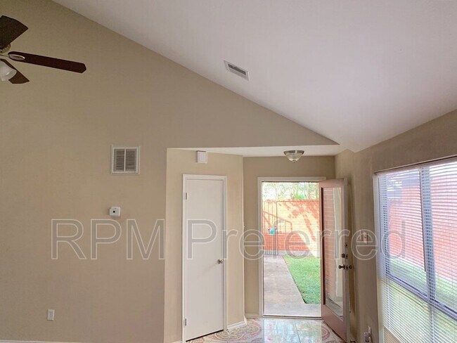 Foto del edificio - 5922 Cinnamon Creek Cir