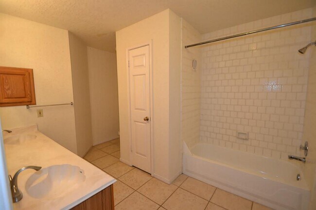 Building Photo - 2739 Blue Mist Dr