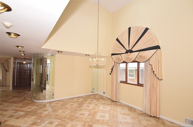 Foto del edificio - 83-14 Abingdon Rd