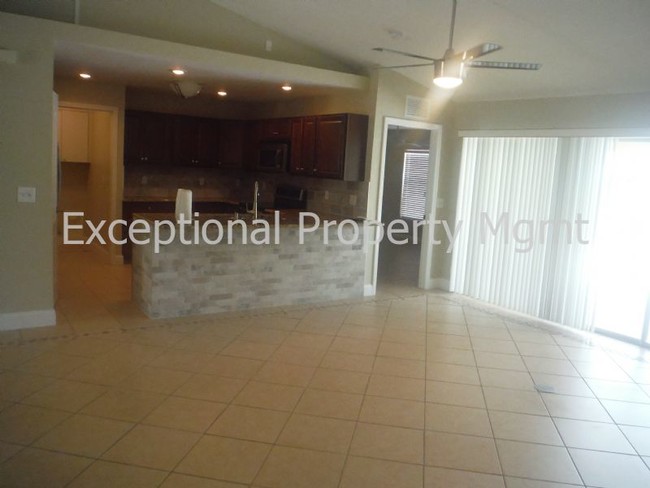 Foto del edificio - Pool Home!  3 Car Garage! 3 Bedroom 2 bath...