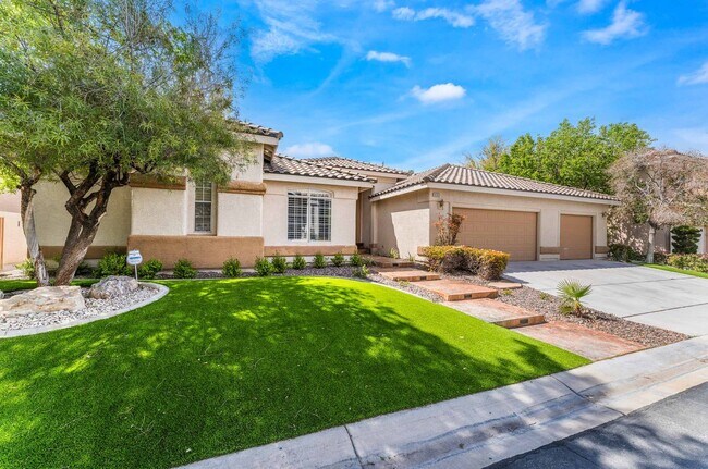 Building Photo - Exclusive Luxury Living Oasis!