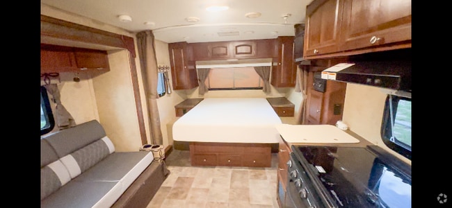 Building Photo - 819 Schumann Dr