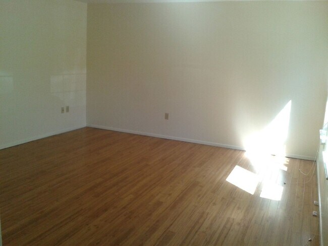Foto del edificio - Townhome in Quiet Neighborhood