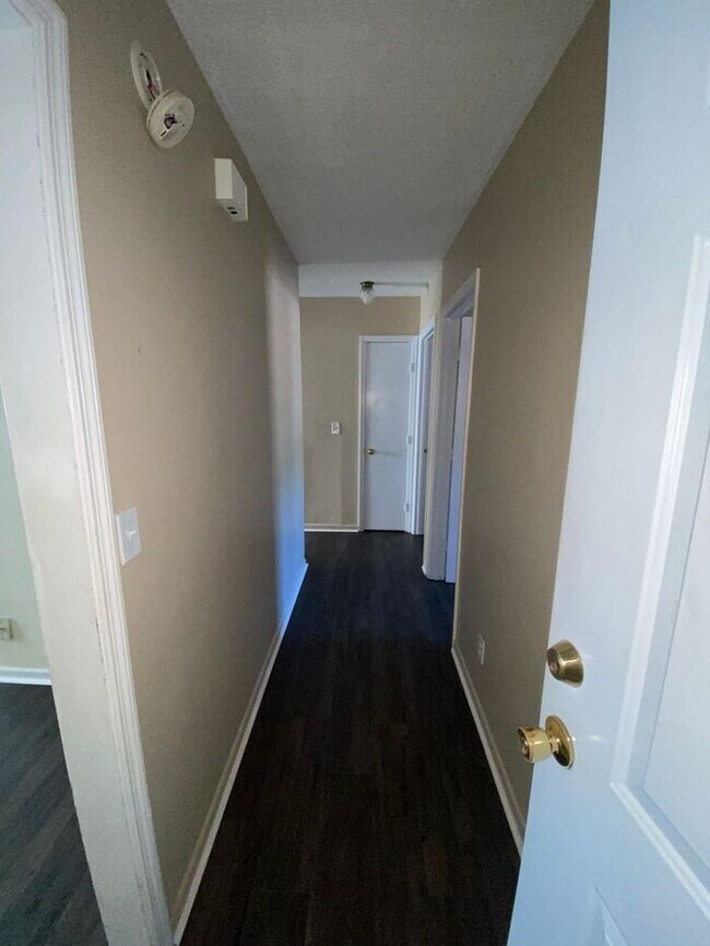 Building Photo - Ready for move in!