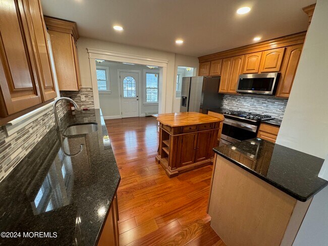Building Photo - 503 Forman Ave