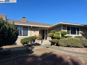 Building Photo - 2755 Pineridge Rd