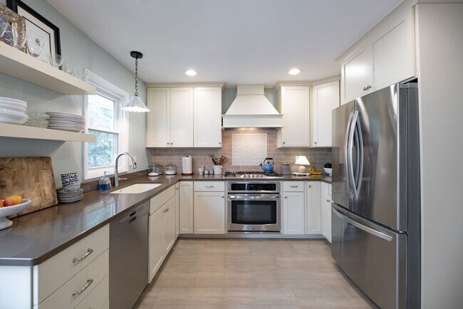 Foto del edificio - Updated Beachwood Ranch with Stunning Kitchen & Expansive Living Spaces