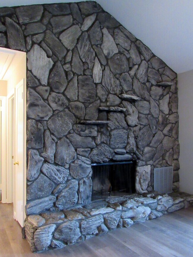 Building Photo - Great 3 Bdrm / 2 Bath Condo Now Available!