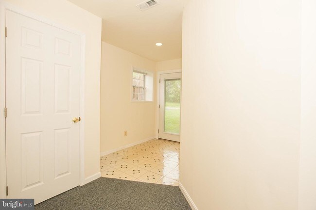 Building Photo - 200 Heaton Ct