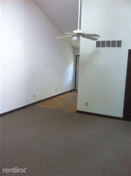 Building Photo - 390 Maple Trl