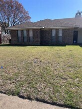 Building Photo - 806 Redbud Dr