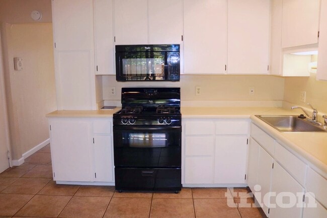 Foto del edificio - 5812 Laurine Way