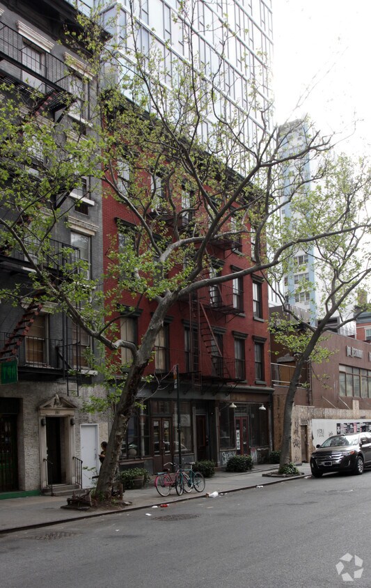 Building Photo - 143 E 13th St