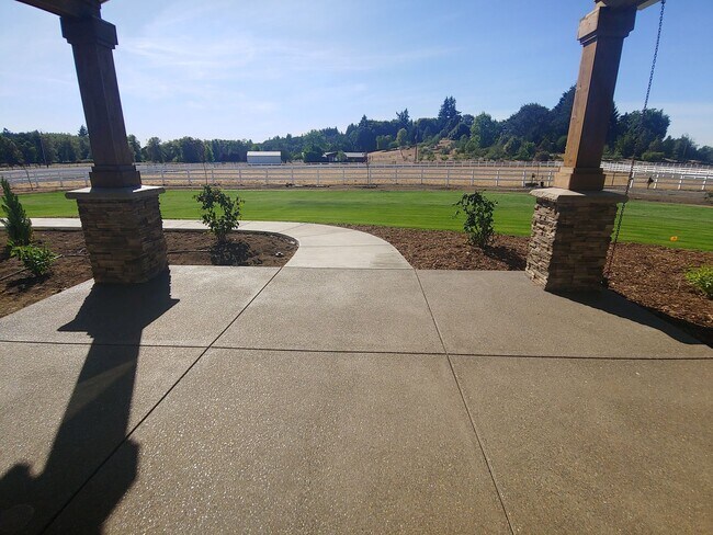 Foto del edificio - Custom built 3 bedroom, 2.5 bath home with...