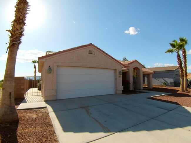 Building Photo - 5637 Club House Dr
