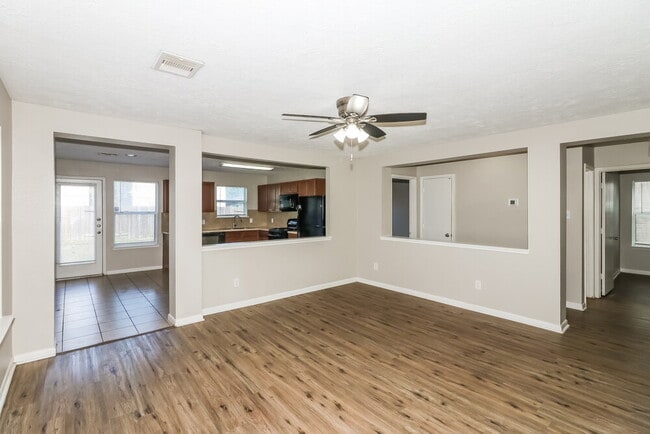 Foto del edificio - 8107 Sanders Glen Ln