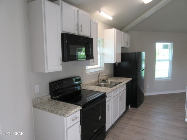 Foto del edificio - 1300 Grace Ave