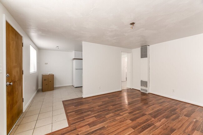 Foto del edificio - 157-159 E. Burton Ave