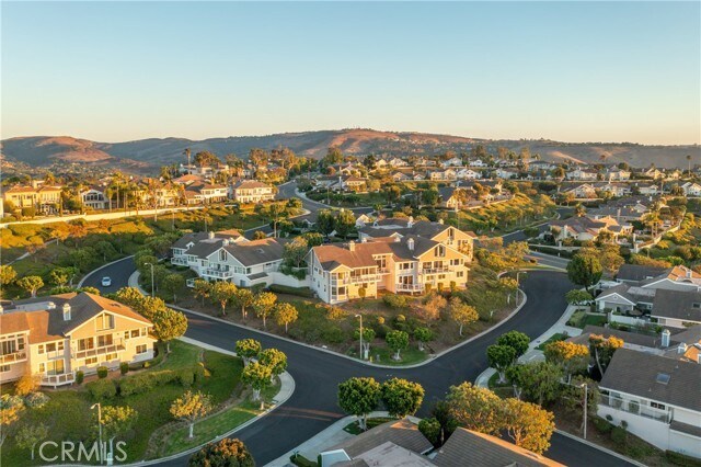 Building Photo - 6 Saros