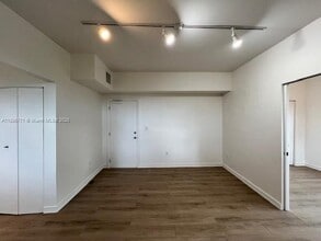 Building Photo - 1000 SW 12th Ct