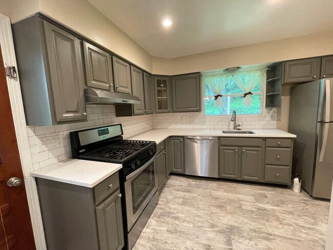 Building Photo - Tastefully Updated 3 Bedroom Home in McCandless!