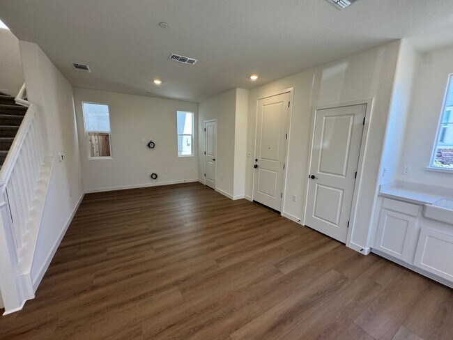 Foto del edificio - BRAND NEW SOLAR HOME IN LINCOLN!