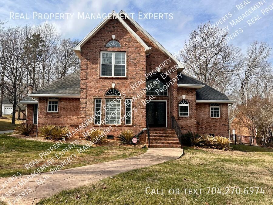 Foto principal - Charming 4BR/2.5BA home in Charlotte!