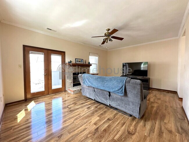 Foto del edificio - 400 Greenview Dr