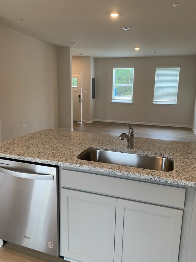 Building Photo - 601 West View Court