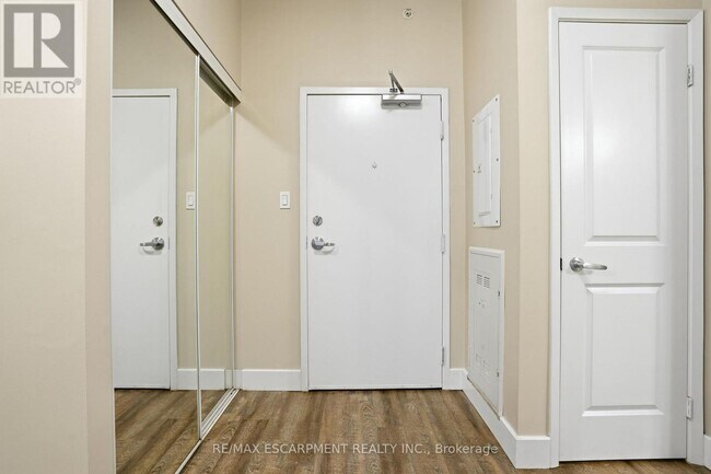 Building Photo - 149 Main St W