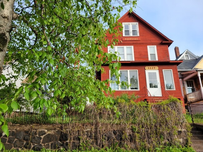 Building Photo - 1127 E 6th St