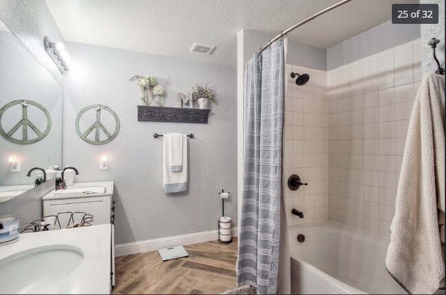 Foto del edificio - 3 Bed 1/2 Bath with Large Yard