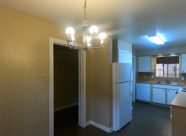 Foto del edificio - 5212 Arboles Dr