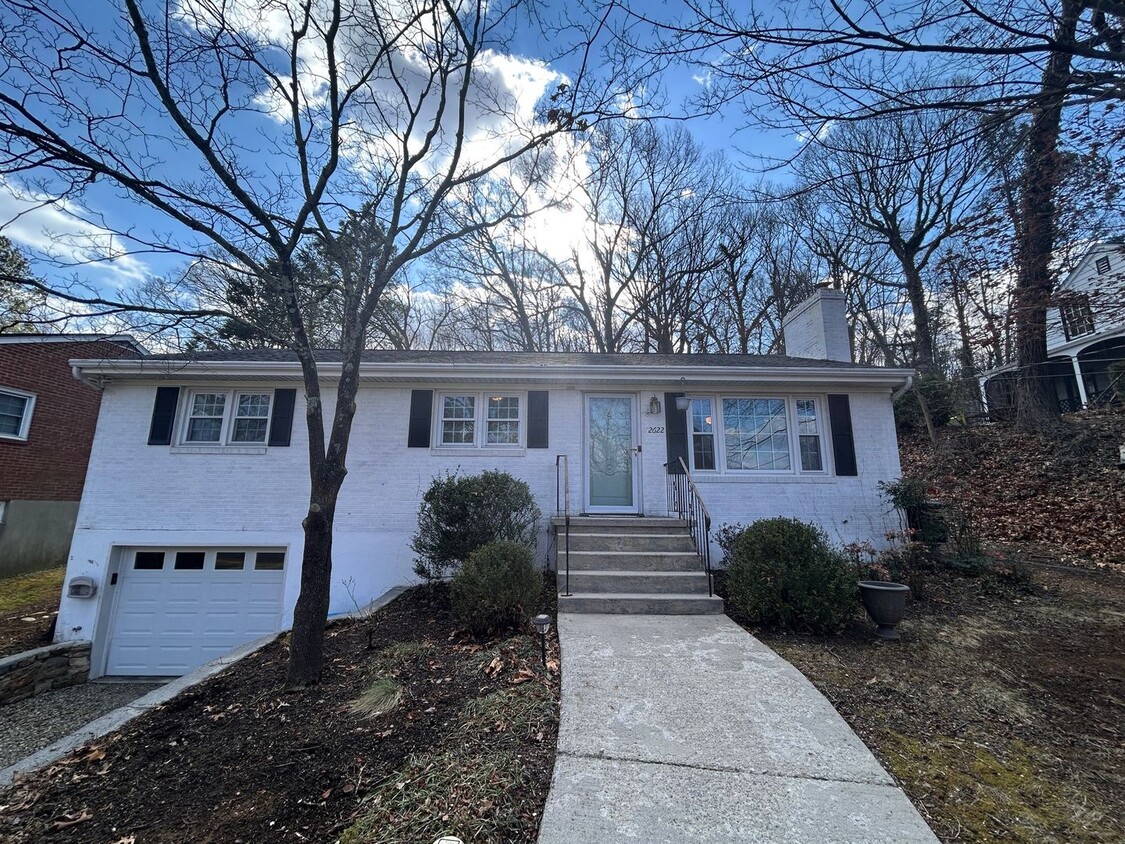 Primary Photo - Lovely 3 BR home with garage, Convenient t...