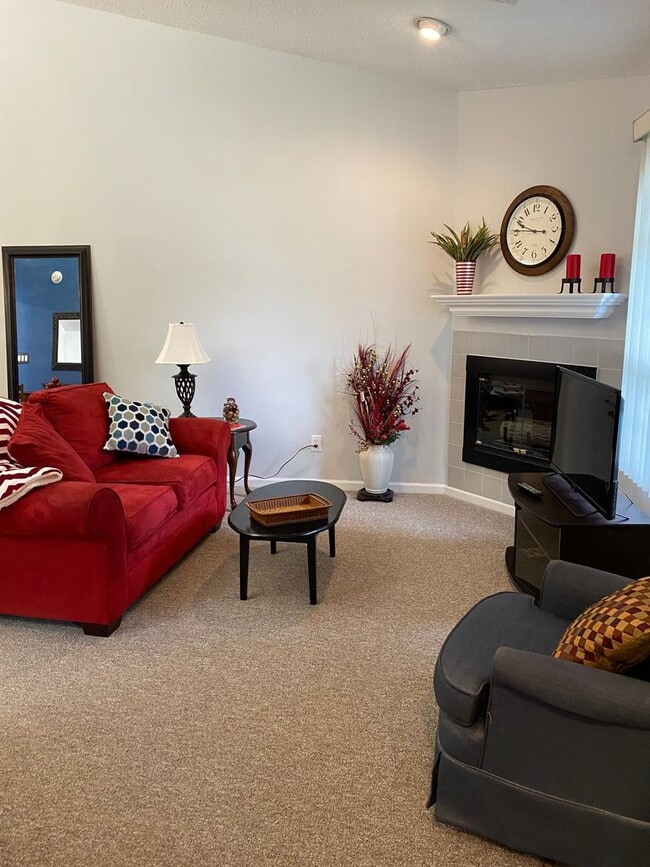 Building Photo - 2 Bed 1 .5 Bath Condo